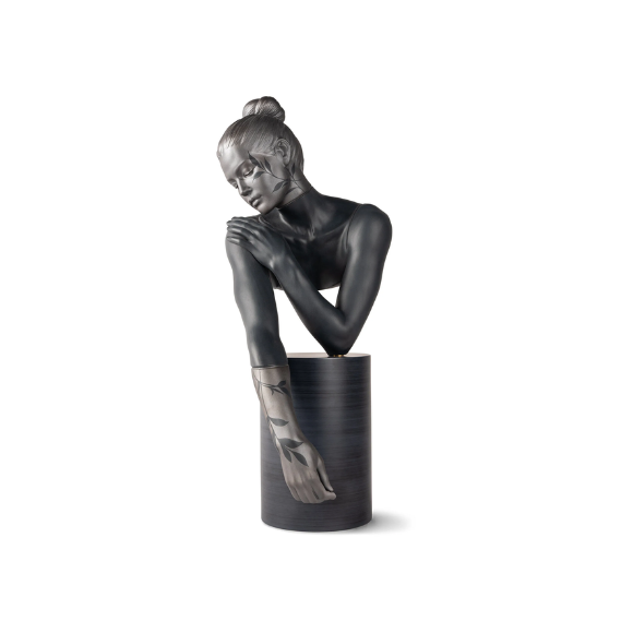 Porcelain sculpture of a woman's bust, an artistic and timeless centerpiece.